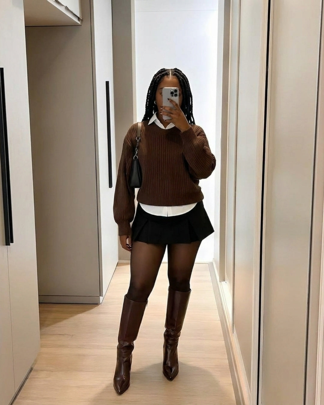 Combinação de meia-calça com saia, camisa e botas